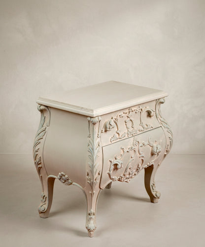 Detalle patas cabriolé en voluta y faldón inferior calado a mano — Antique Arte y Decoración