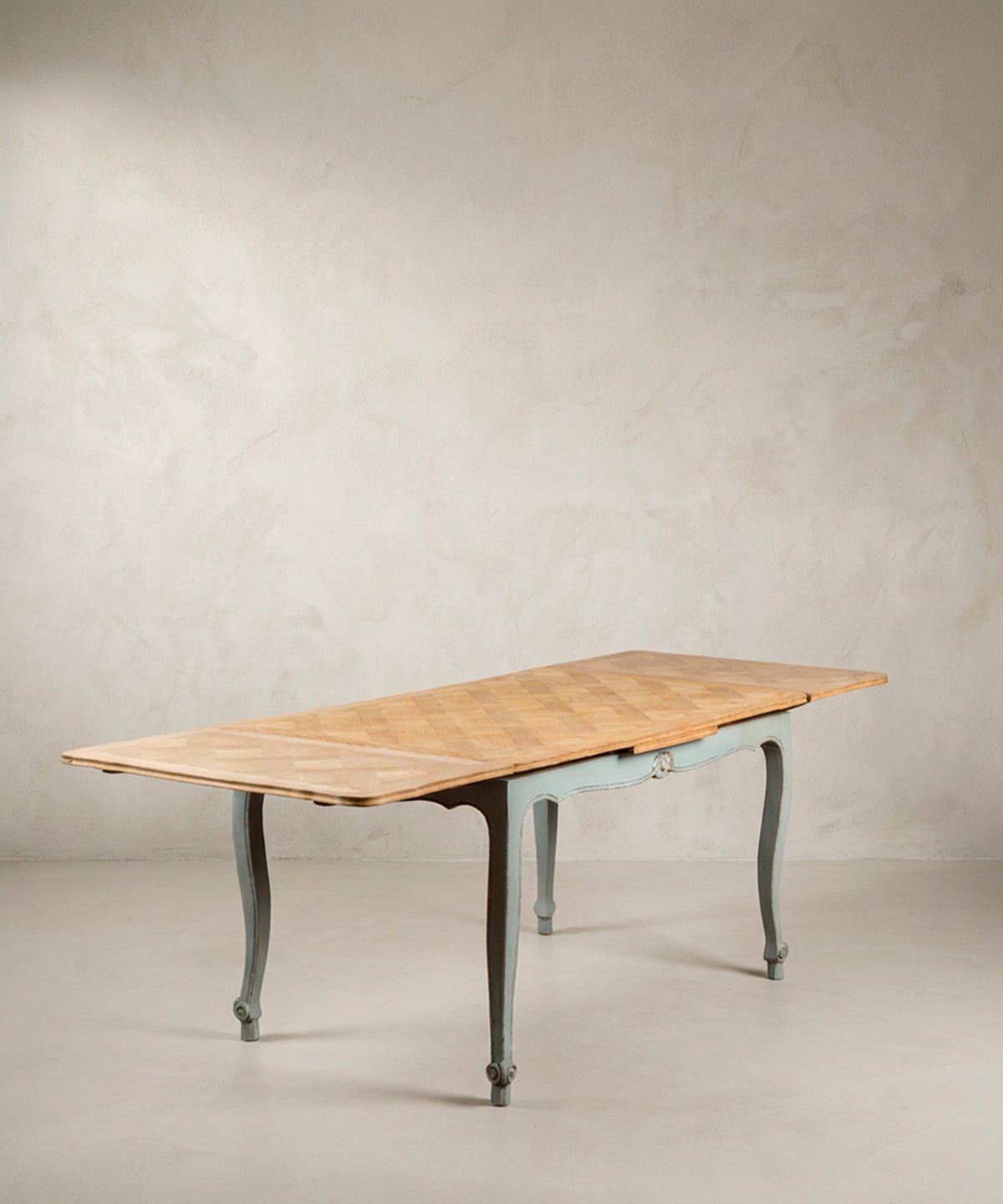 Mesa de comedor extensible abierta con las dos alargaderas desplegadas — Antique Arte y Decoración