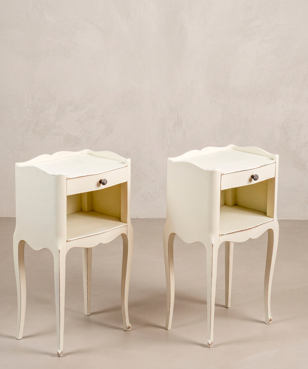 Pareja de Mesitas de Noche Vintage en Blanco Decapado | Estilo Luis XV.