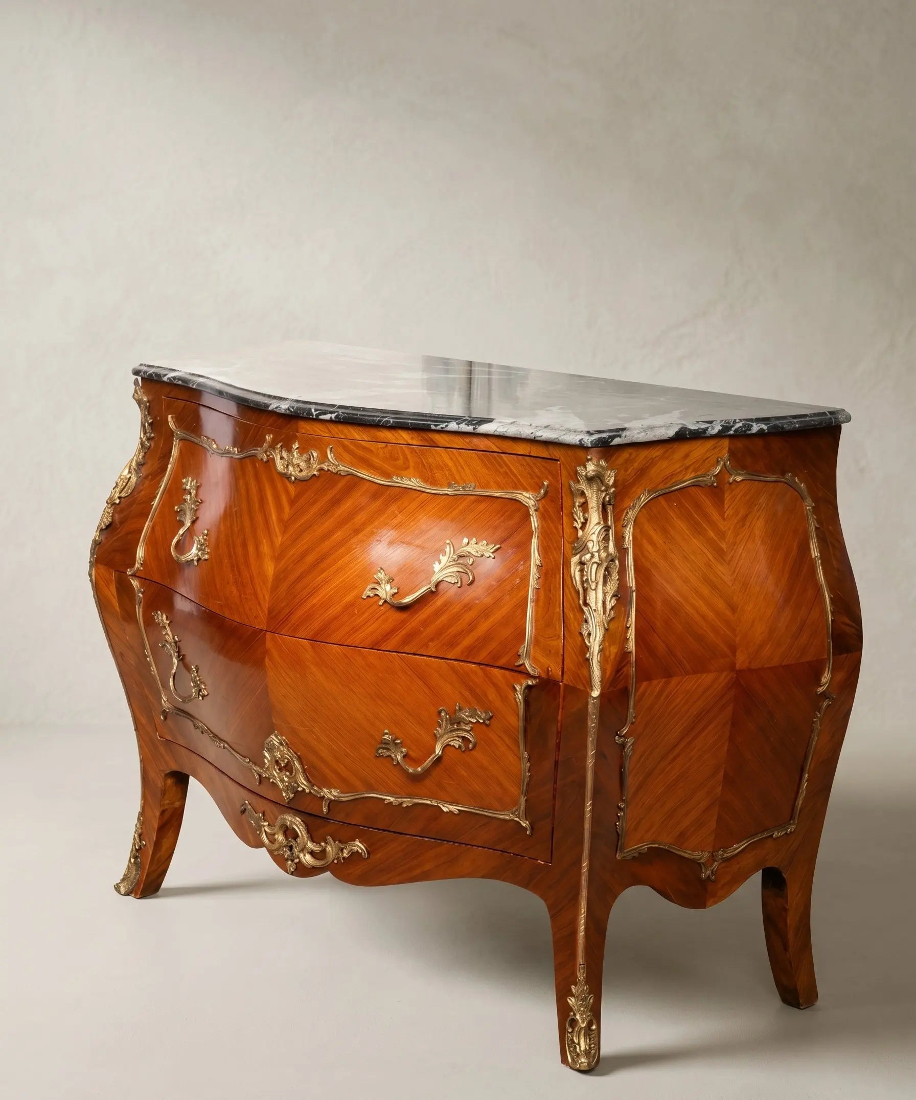 Gran cómoda bombé estilo Luis XV con marquetería, bronces y tapa de mármol