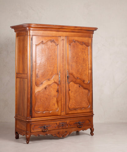 Armario antiguo francés de cerezo en tres cuartos, costado y paneles de raíz — Antique Arte y Decoración