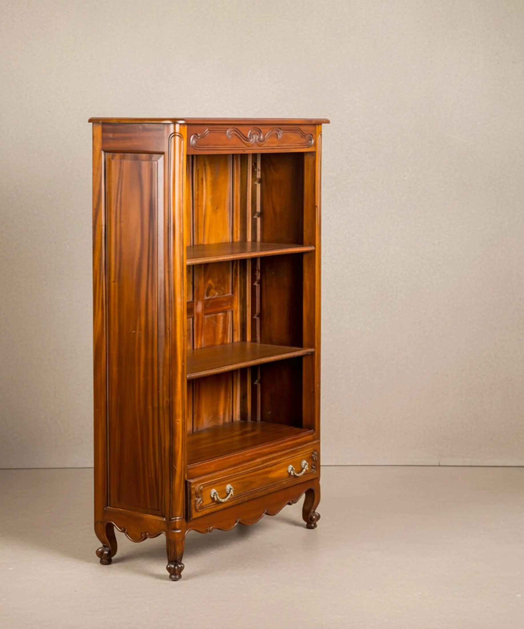 Librería antigua Luis XV madera maciza 3 baldas y cajón vista tres cuartos — Antique Arte y Decoración