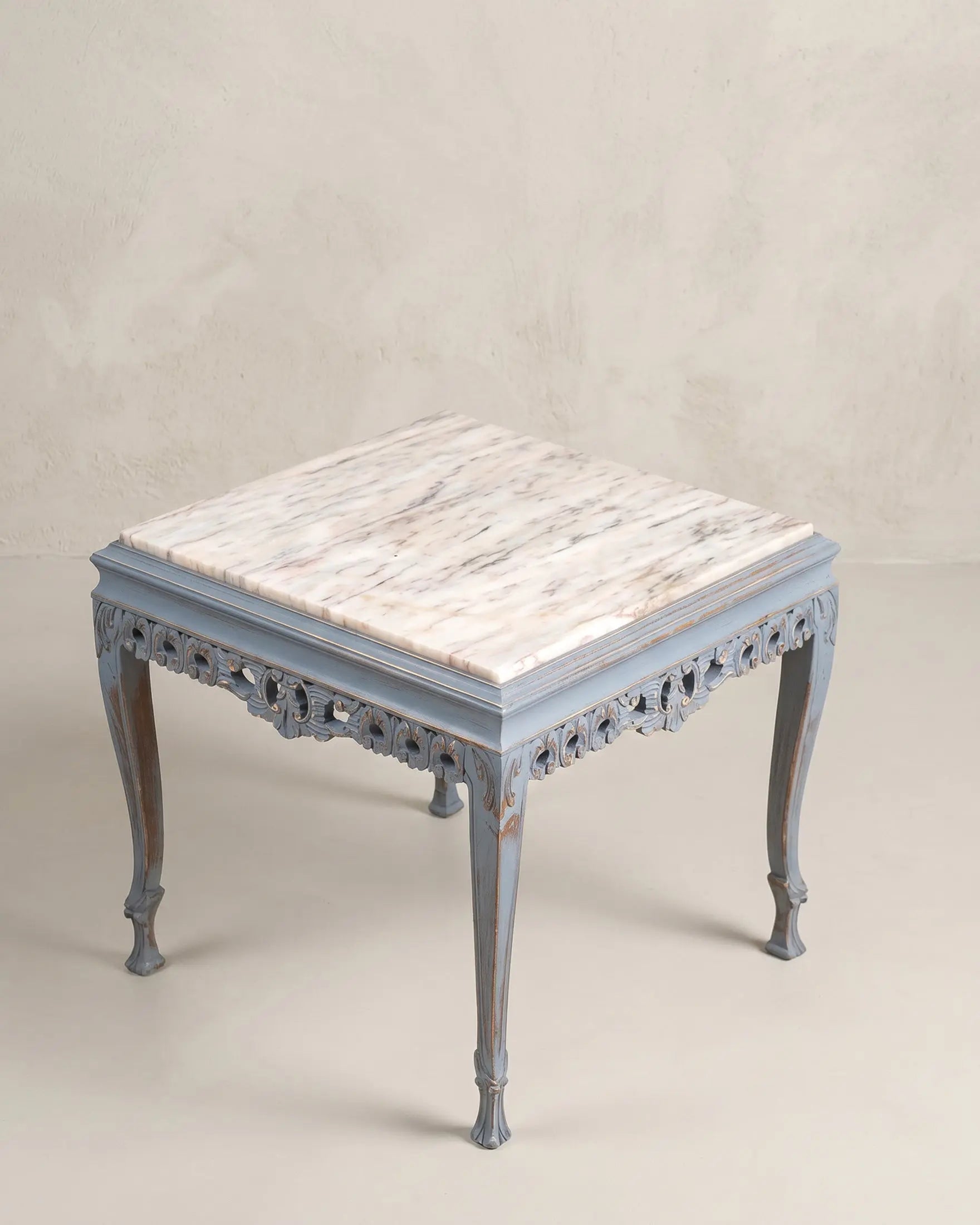 Mesa auxiliar Luis XV vista lateral con patas cabriolé y faldón tallado — Antique Arte y Decoración