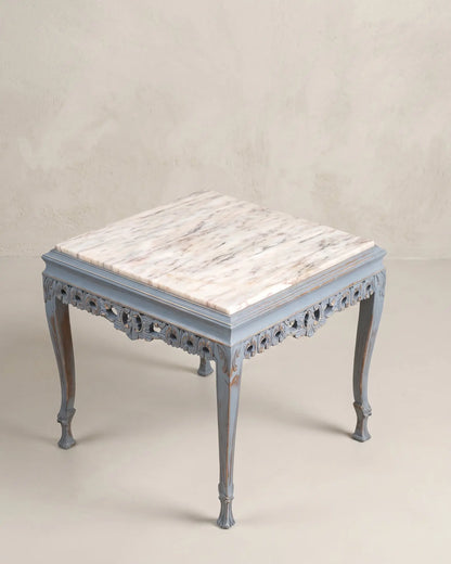 Mesa auxiliar Luis XV vista lateral con patas cabriolé y faldón tallado — Antique Arte y Decoración