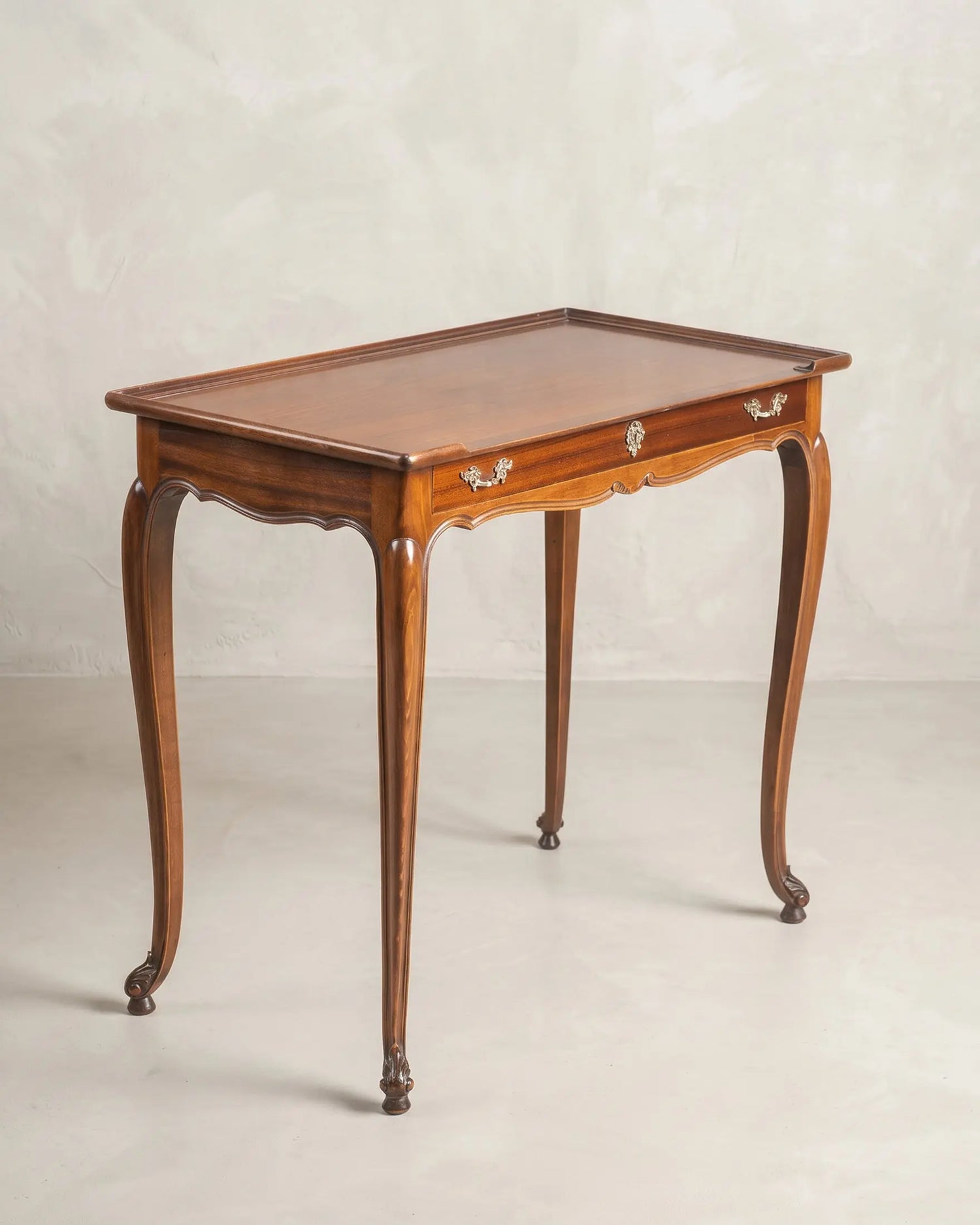Mesa auxiliar antigua de caoba vista lateral con faldón recortado — Antique Arte y Decoración
