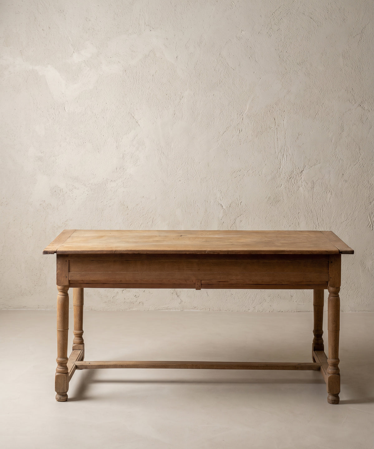 Mesa artesa Luis XIII de roble vista lateral, patas torneadas y chambrana — Antique Arte y Decoración