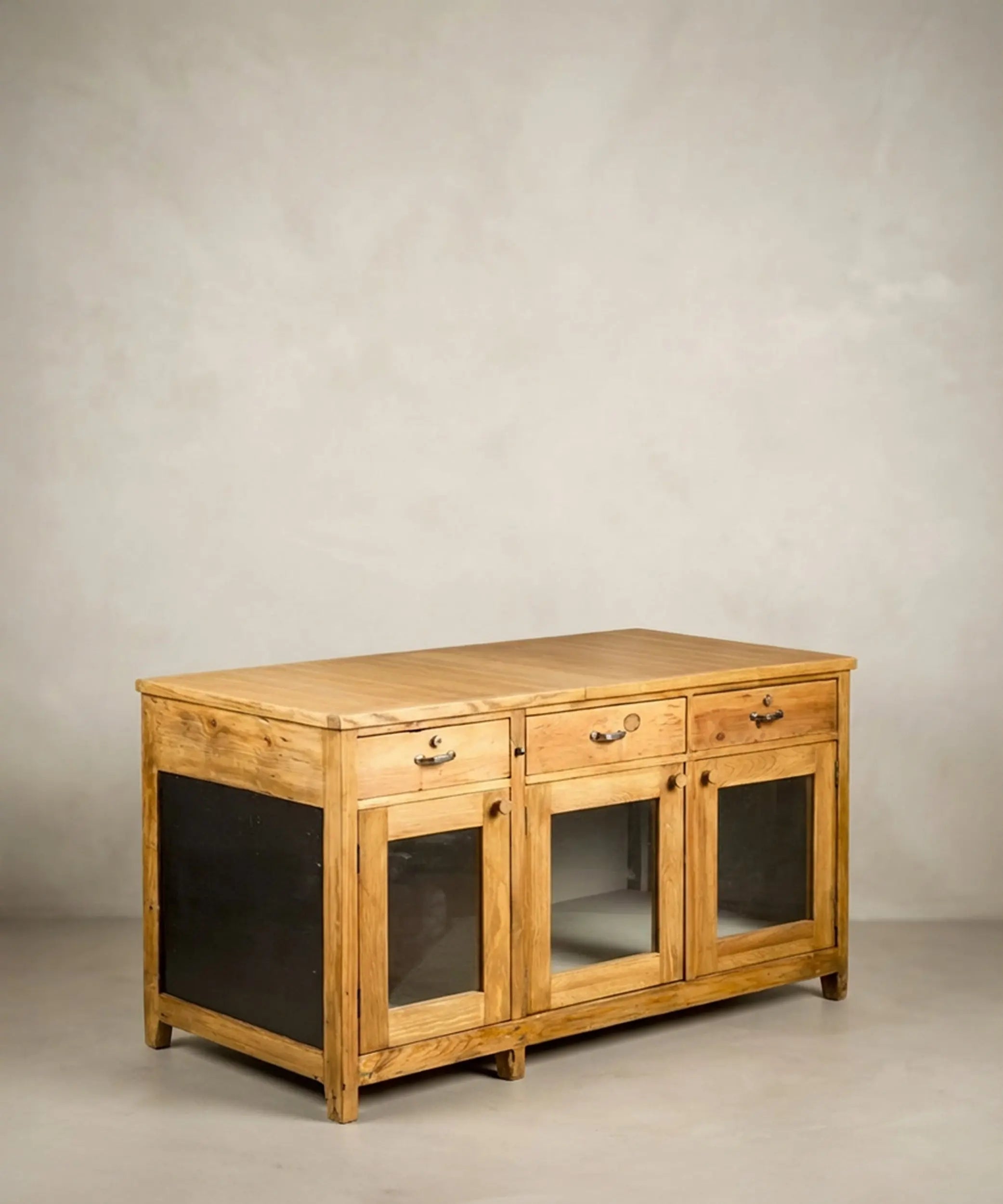 Aparador mostrador vintage estilo industrial con puertas de cristal y madera natural lavada.