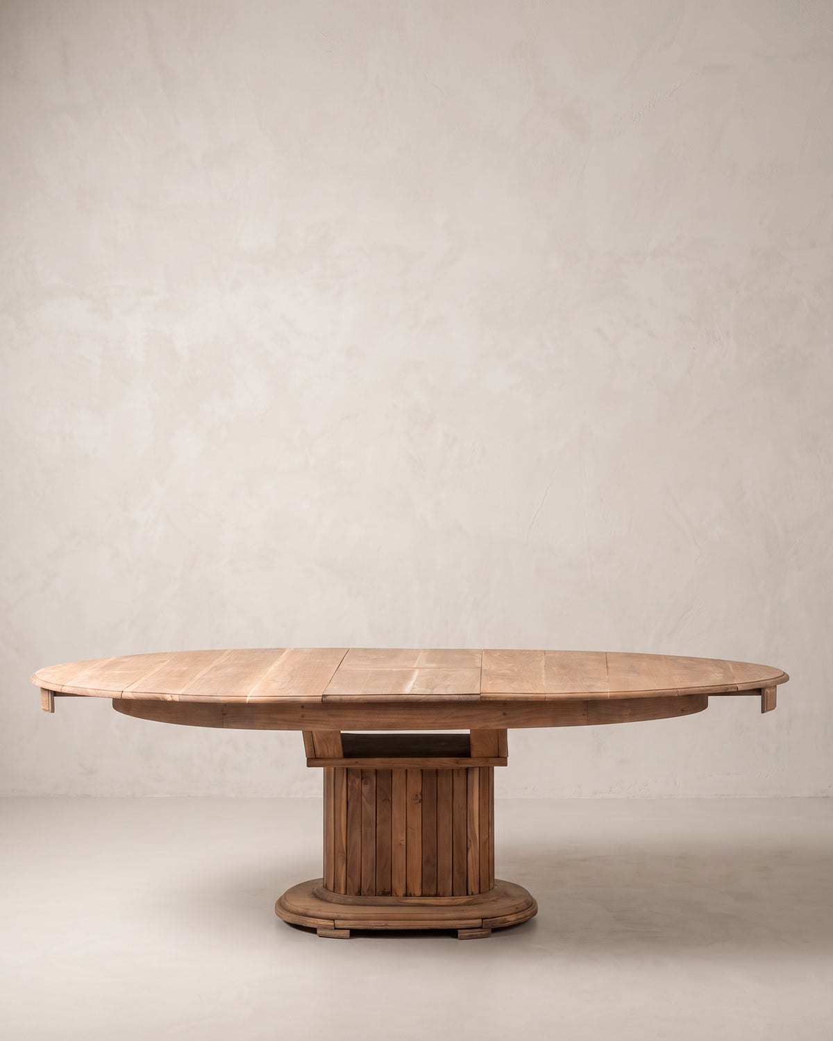 Mesa ovalada extensible de nogal vista frontal abierta a 240 cm con pie central — Antique Arte y Decoración
