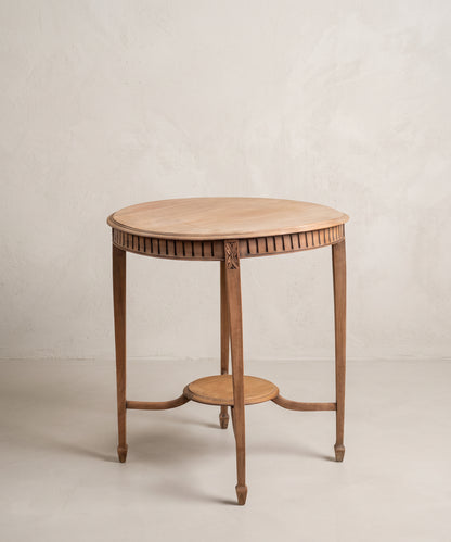 Mesa velador estilo Luis XVI vista lateral con cintura acanalada y rosetas — Antique Arte y Decoración