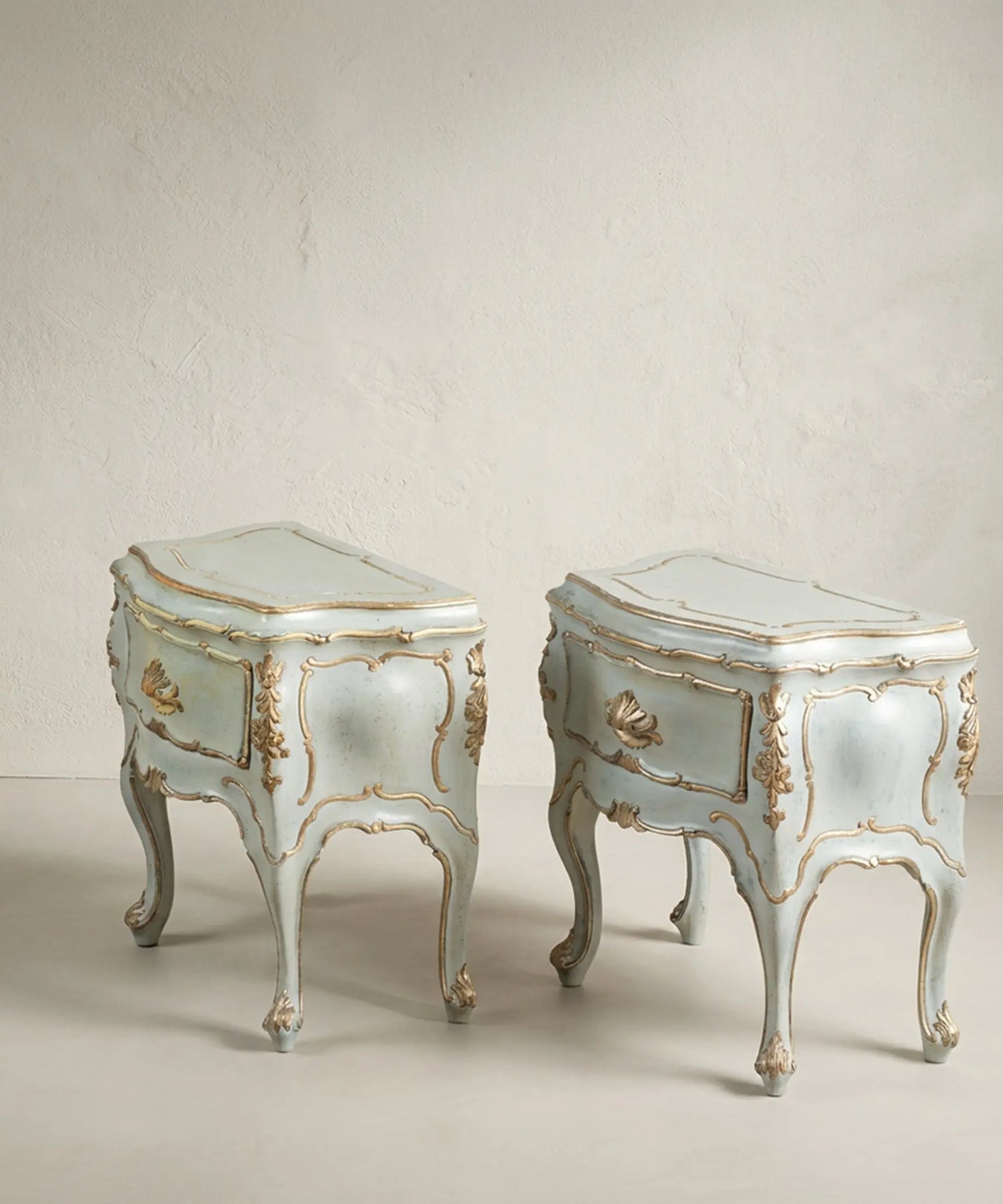 Pareja de mesitas venecianas vista lateral mostrando cuerpo bombé y patas cabriolé con hoja de acanto — Antique Arte y Decoración