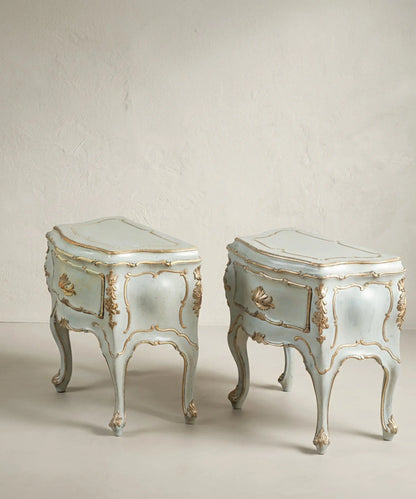 Pareja de mesitas venecianas vista lateral mostrando cuerpo bombé y patas cabriolé con hoja de acanto — Antique Arte y Decoración