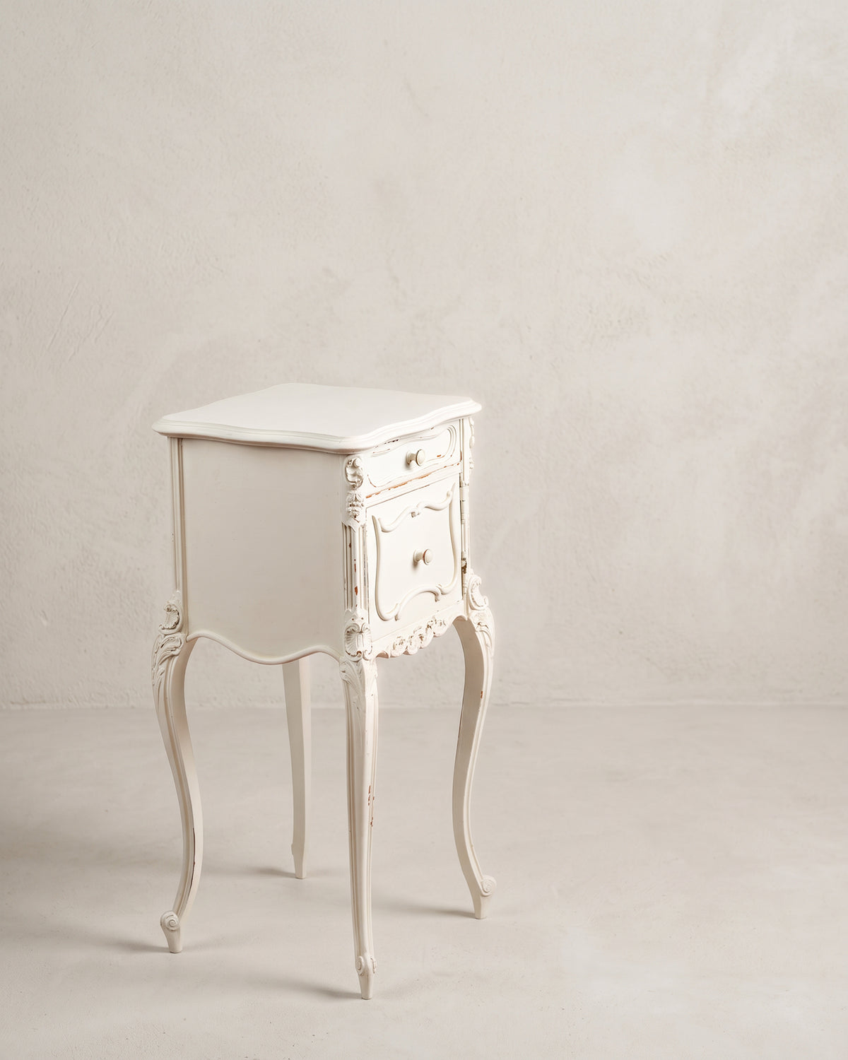 Mesa auxiliar francesa vista lateral con patas cabriolé talladas y rocalla en el faldón — Antique Arte y Decoración