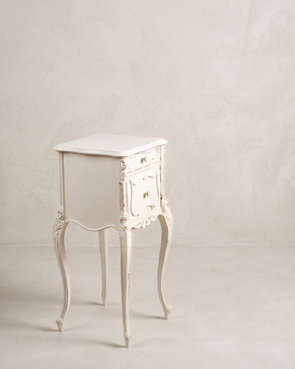 Mesa auxiliar francesa vista lateral con patas cabriolé talladas y rocalla en el faldón — Antique Arte y Decoración