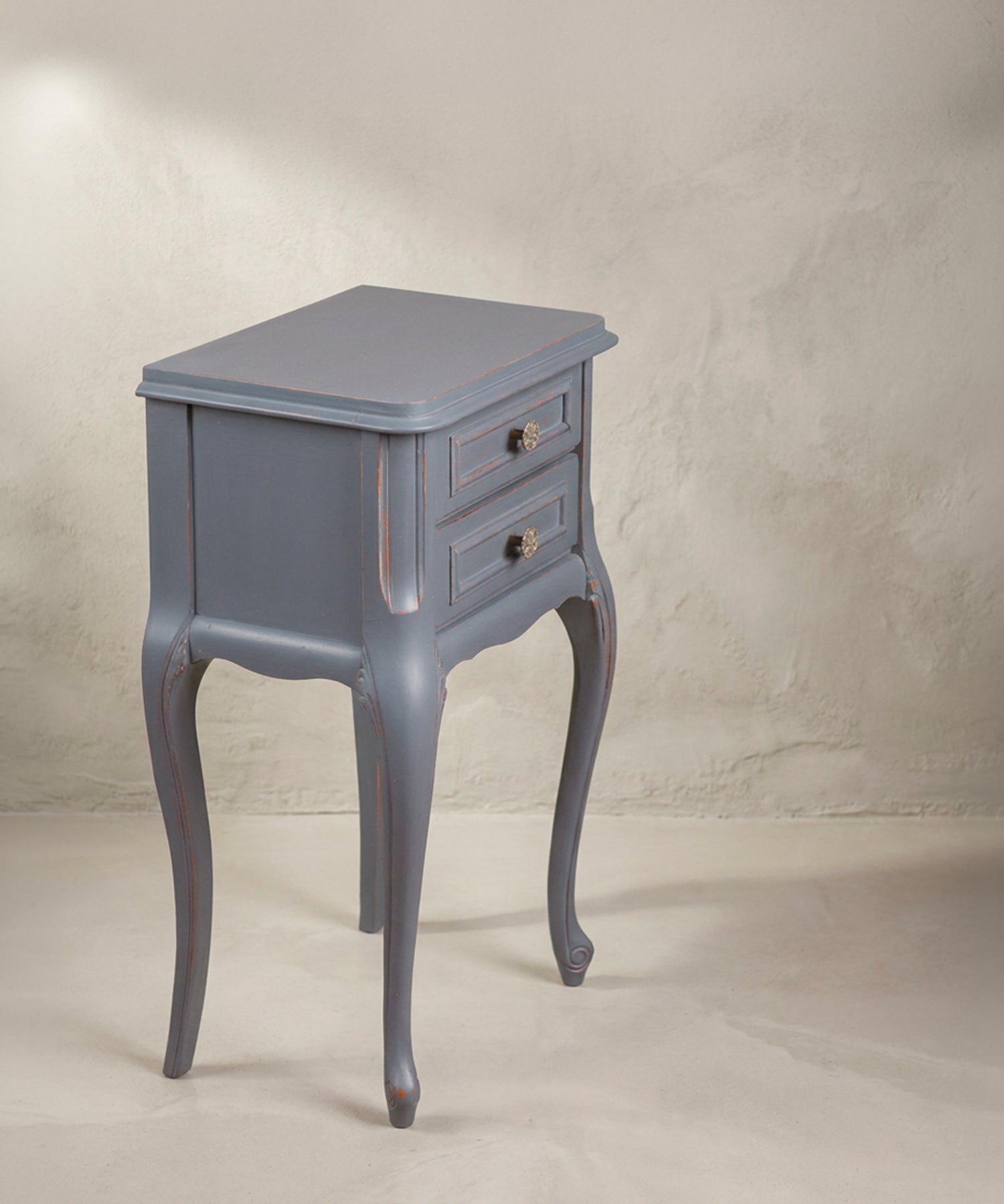 Mesita Luis XV azul azafata vista lateral con faldón curvo y desgaste decapé en aristas — Antique Arte y Decoración
