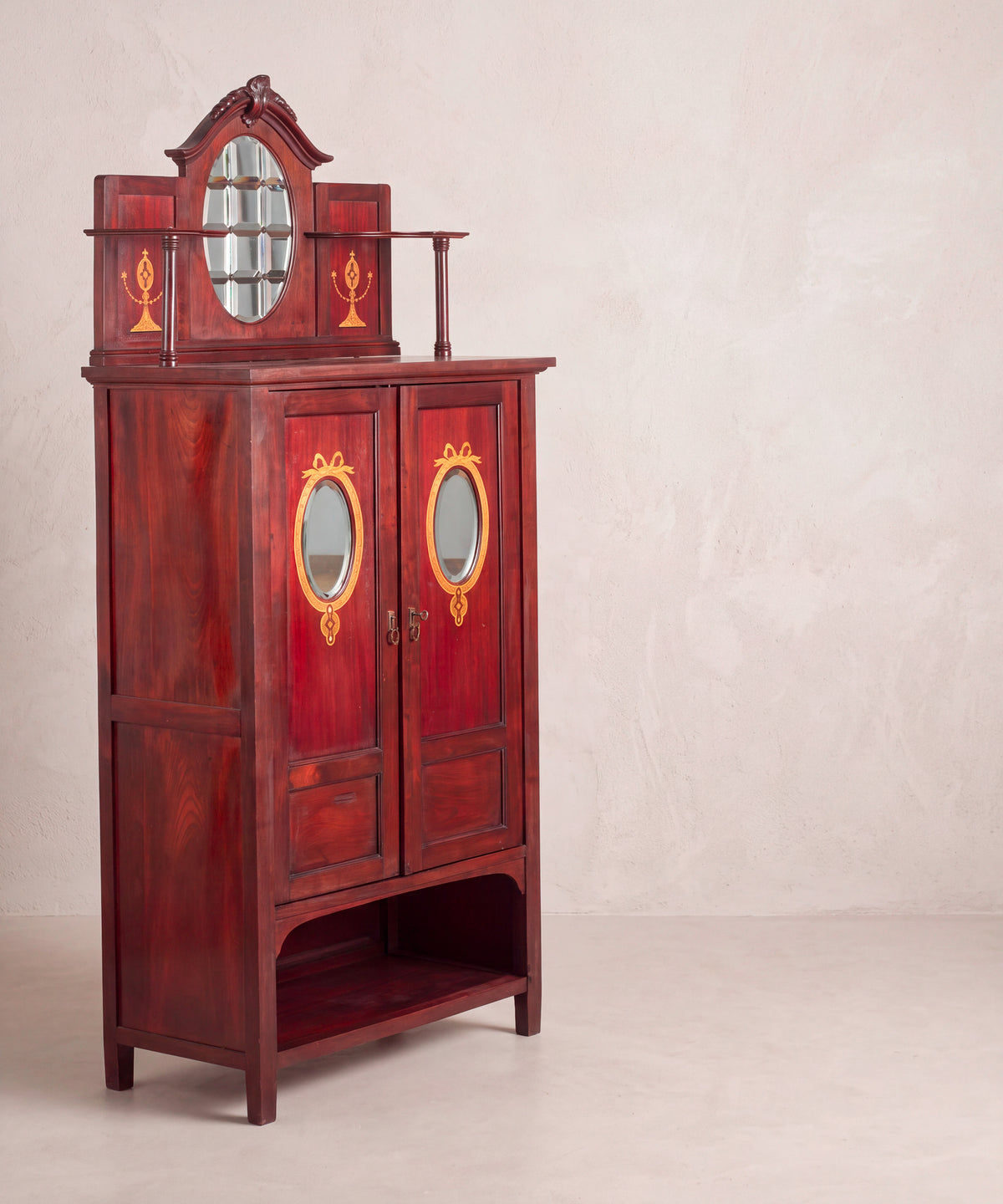 Mueble auxiliar eduardiano vista lateral izquierda con copete de baldas y columnas — Antique Arte y Decoración