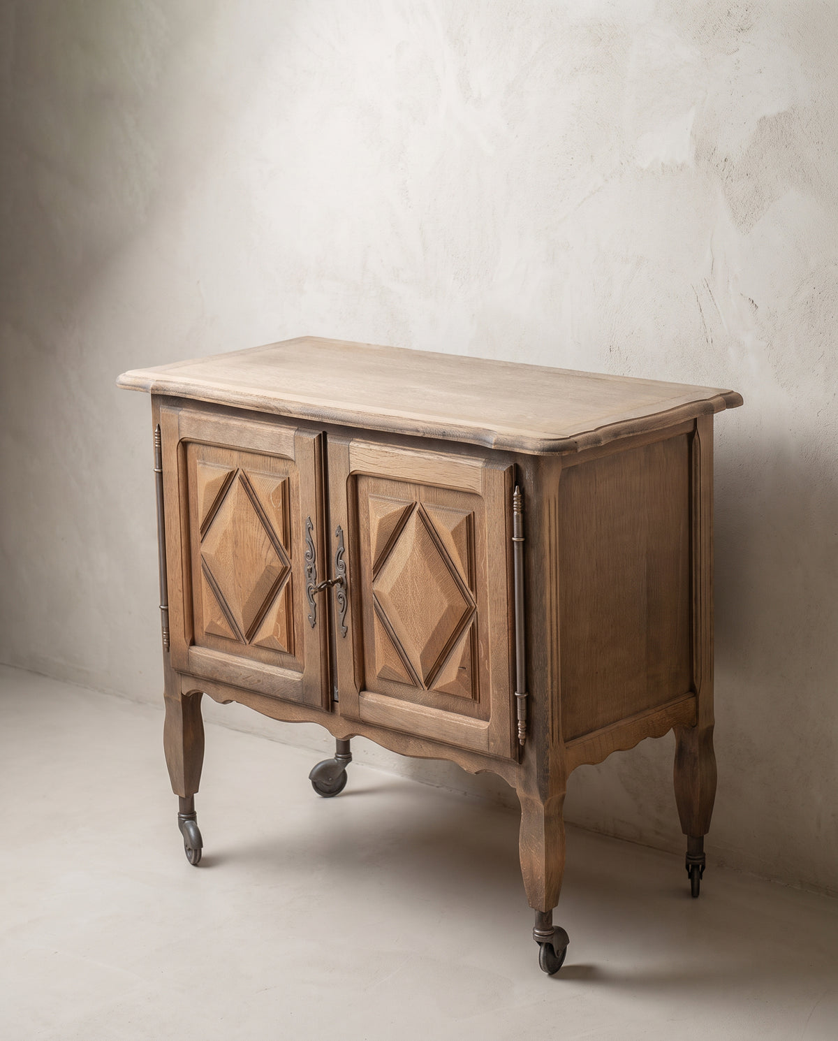 Mueble auxiliar rústico francés años 60 en tres cuartos con bisagras largas de hierro — Antique Arte y Decoración