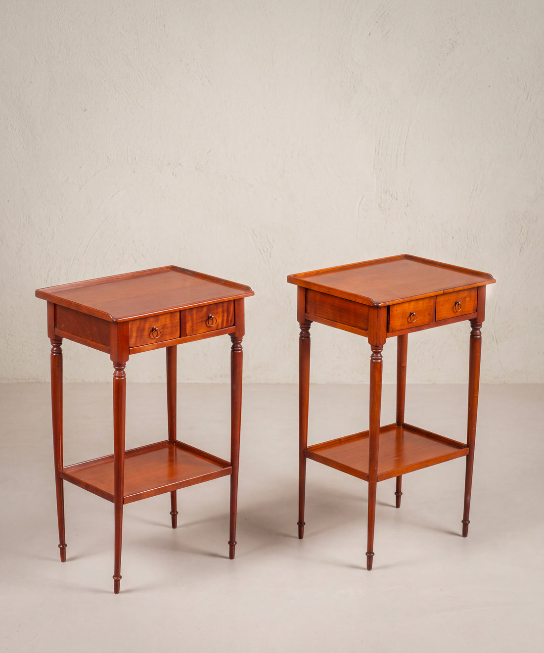 Pareja de mesitas francesas en tono cerezo vista lateral con tapa en bandeja — Antique Arte y Decoración
