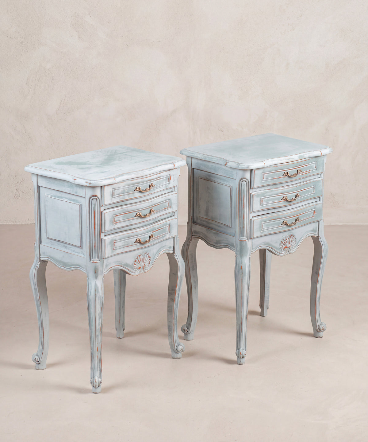 Mesitas de noche estilo Luis XV pintadas en azul, vista lateral con montante acanalado — Antique Arte y Decoración