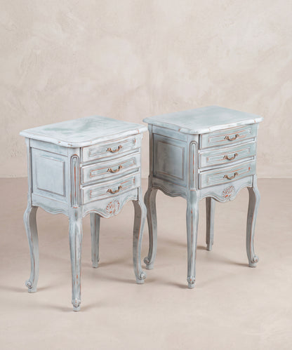 Mesitas de noche estilo Luis XV pintadas en azul, vista lateral con montante acanalado — Antique Arte y Decoración
