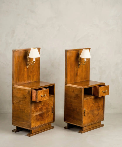 Vista lateral de mueble auxiliar Art Decó con panel alto y aplique de luz de pared.