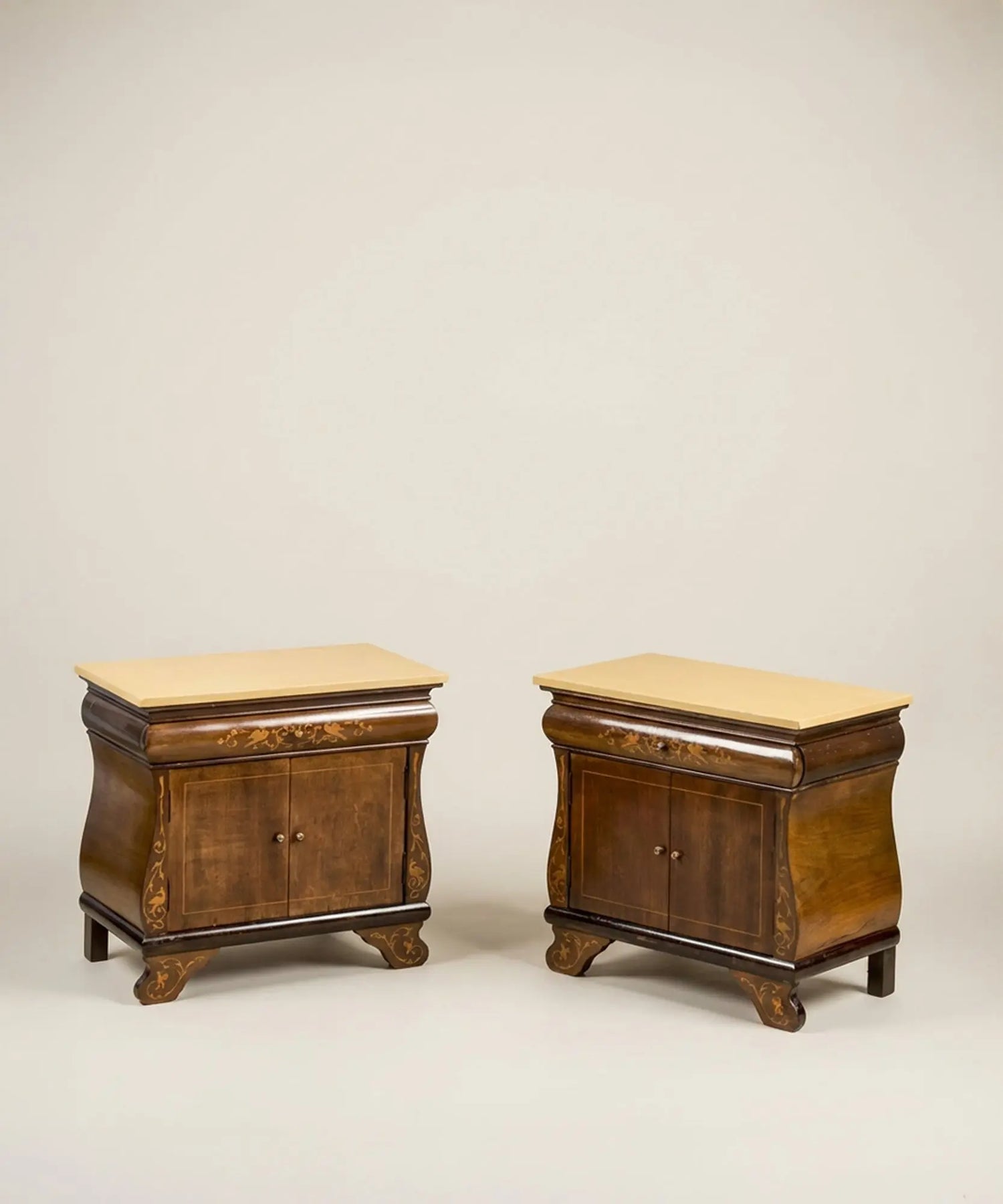 Pareja de mesitas de noche vintage