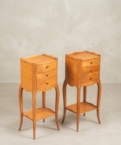 Mesita de noche vintage vista lateral con patas cabriolé en cerezo — Antique Arte y Decoración