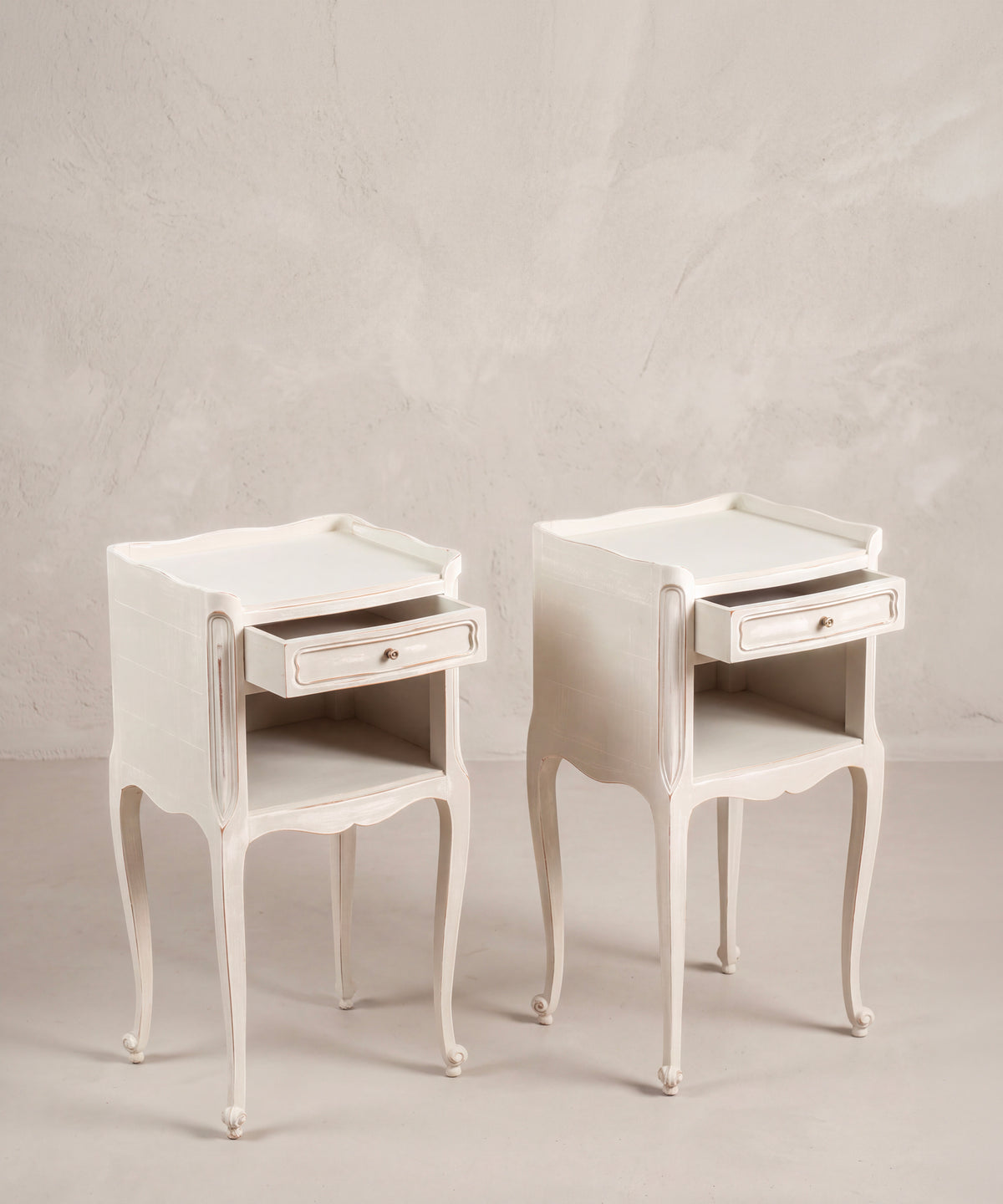 Pareja de Mesitas de Noche Vintage en Gris y Blanco | Estilo Luis XV, Francia