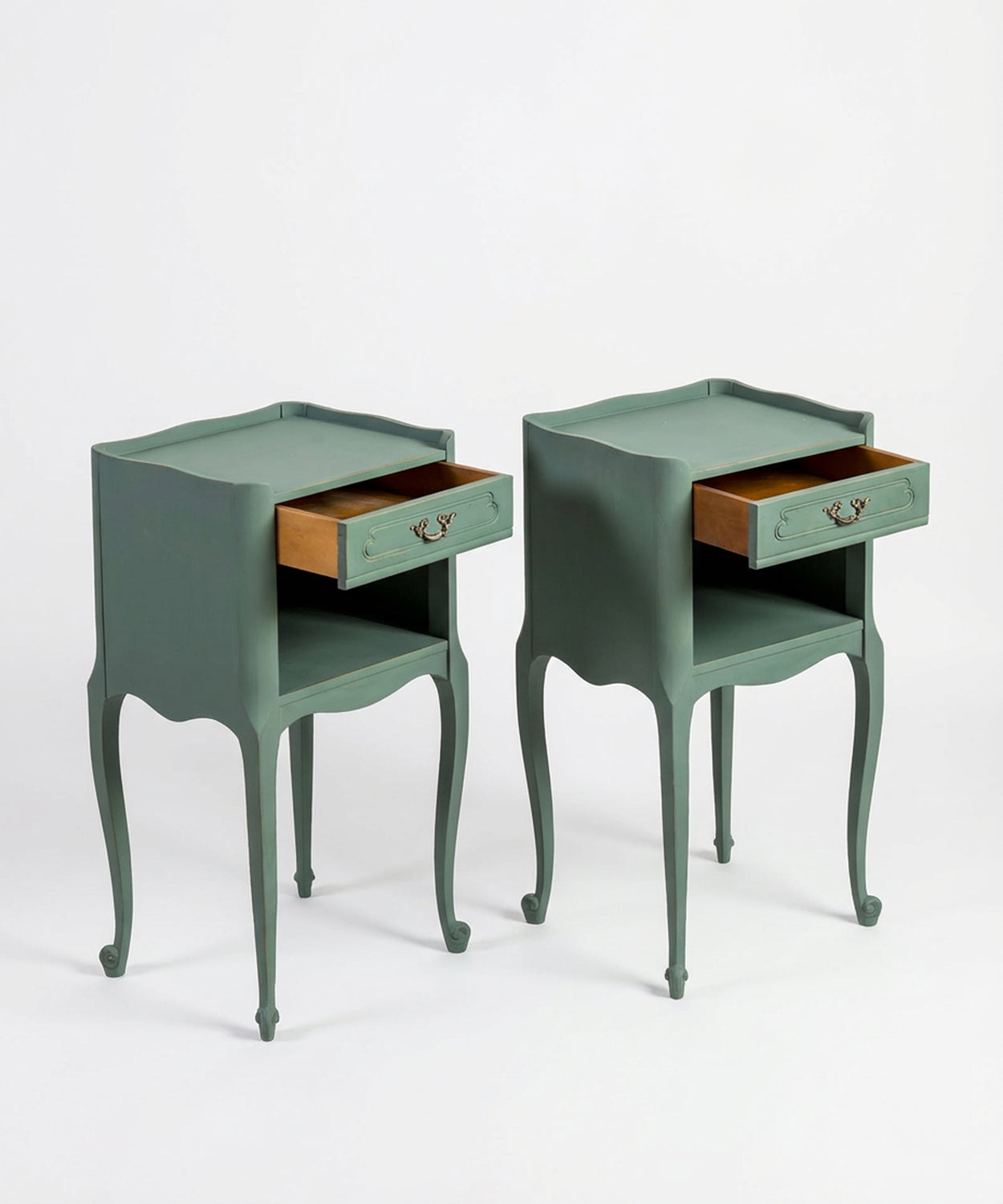 Mesitas de noche renovadas con los cajones abiertos mostrando el interior de madera