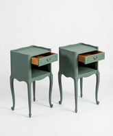 Mesitas de noche renovadas con los cajones abiertos mostrando el interior de madera