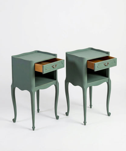 Mesitas de noche renovadas con los cajones abiertos mostrando el interior de madera