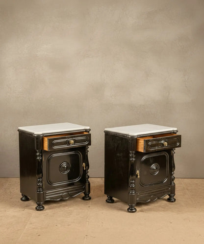 Mesitas de noche situadas junto a una cama con ropa de lino, mostrando su escala y potencial decorativo en un dormitorio real.