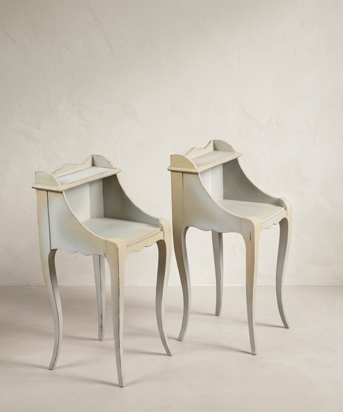Mesitas de noche vintage vista lateral con costado en curva y patas cabriolé — Antique Arte y Decoración