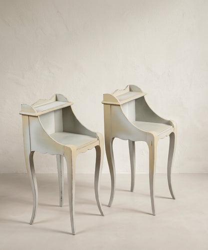 Mesitas de noche vintage vista lateral con costado en curva y patas cabriolé — Antique Arte y Decoración