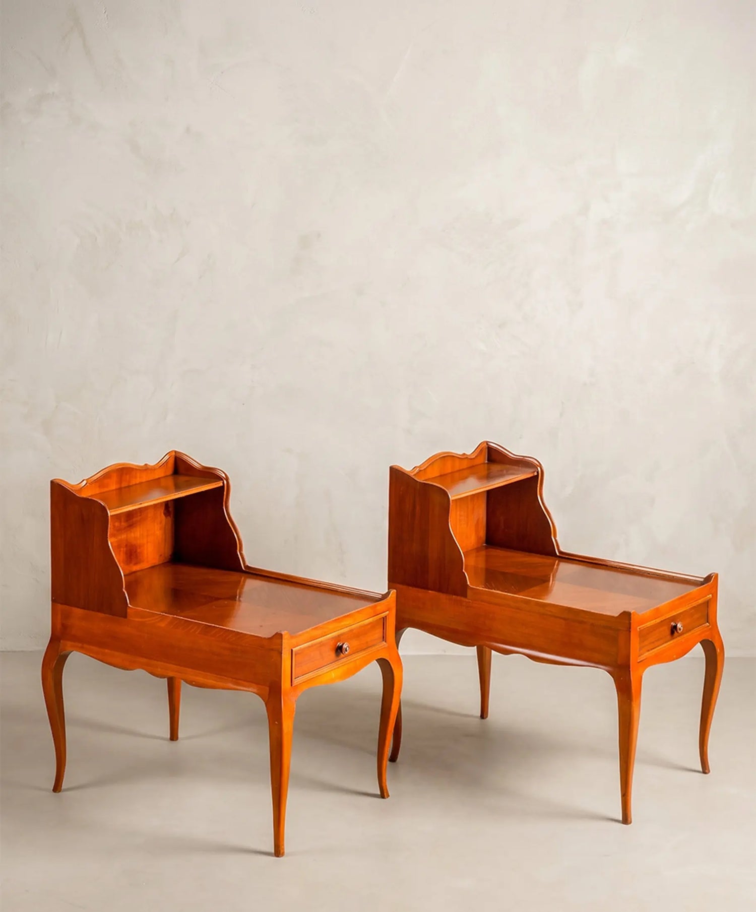 Pareja de telefoneras vintage en madera años 50 vista lateral patas cabriolé — Antique Arte y Decoración