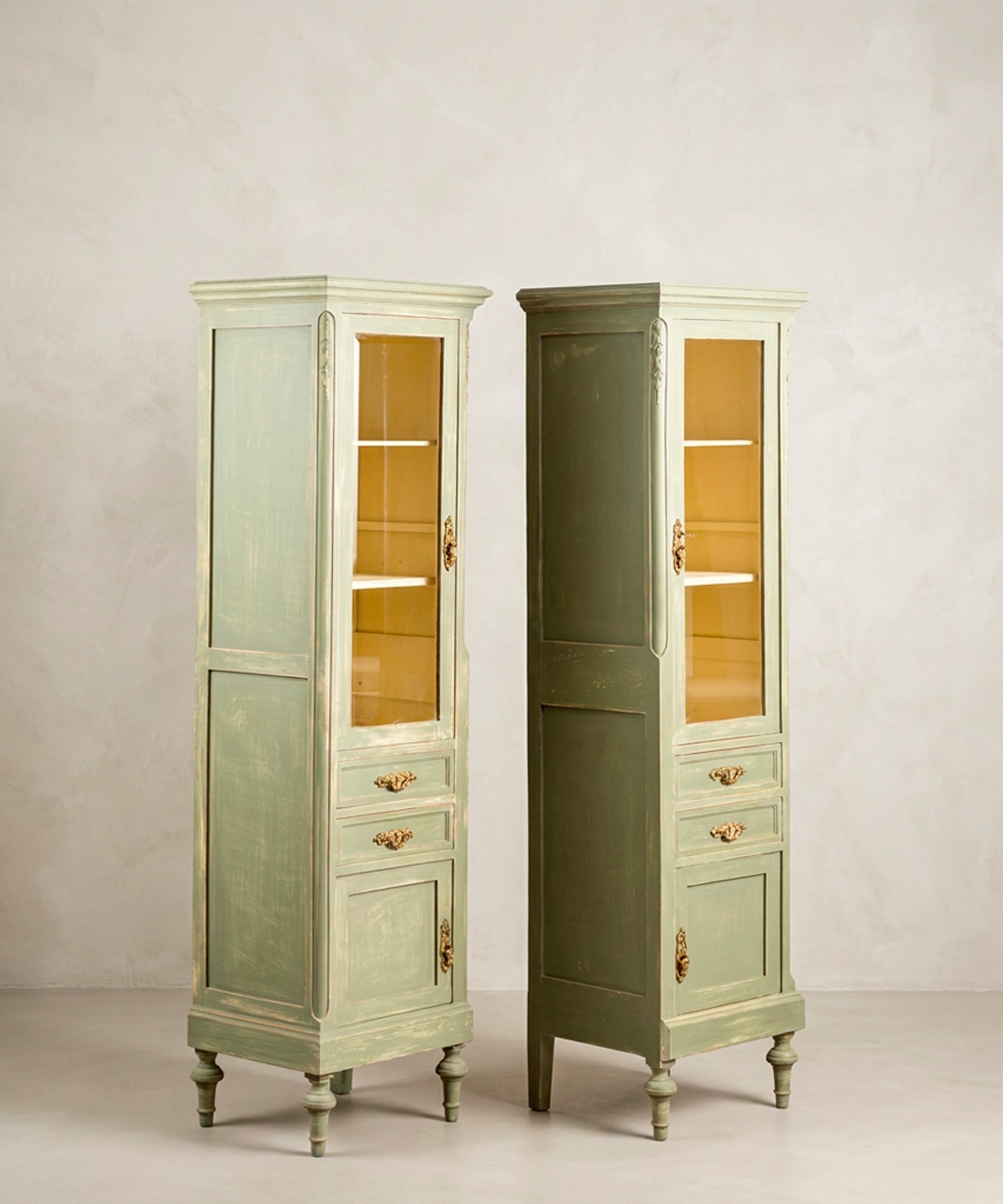 Pareja de vitrinas vintage verde salvia vista lateral con paneles de madera maciza — Antique Arte y Decoración