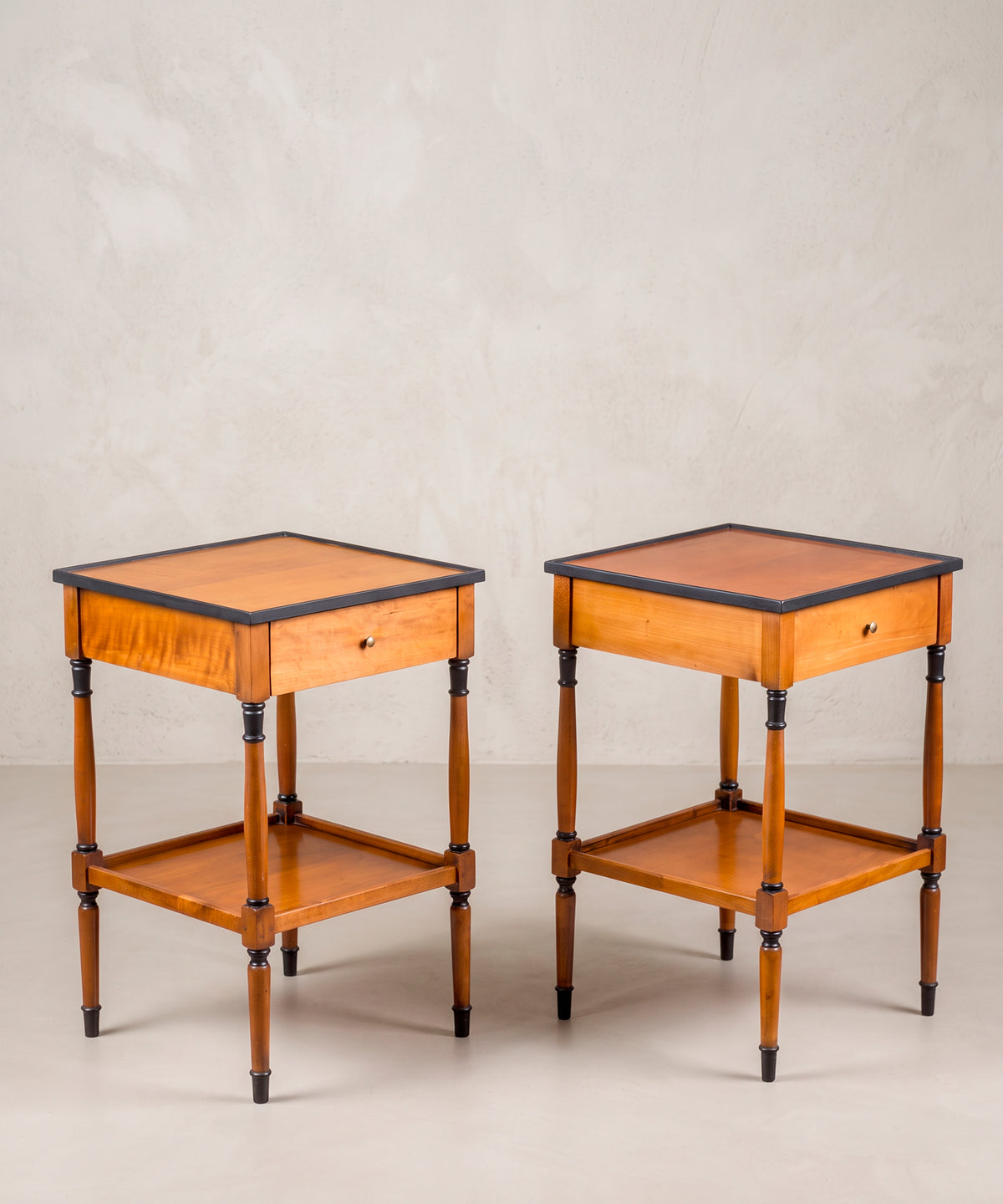 Pareja de mesitas francesas de cerezo vista lateral con perfil negro — Antique Arte y Decoración