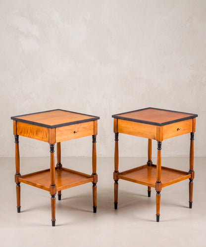 Pareja de mesitas francesas de cerezo vista lateral con perfil negro — Antique Arte y Decoración