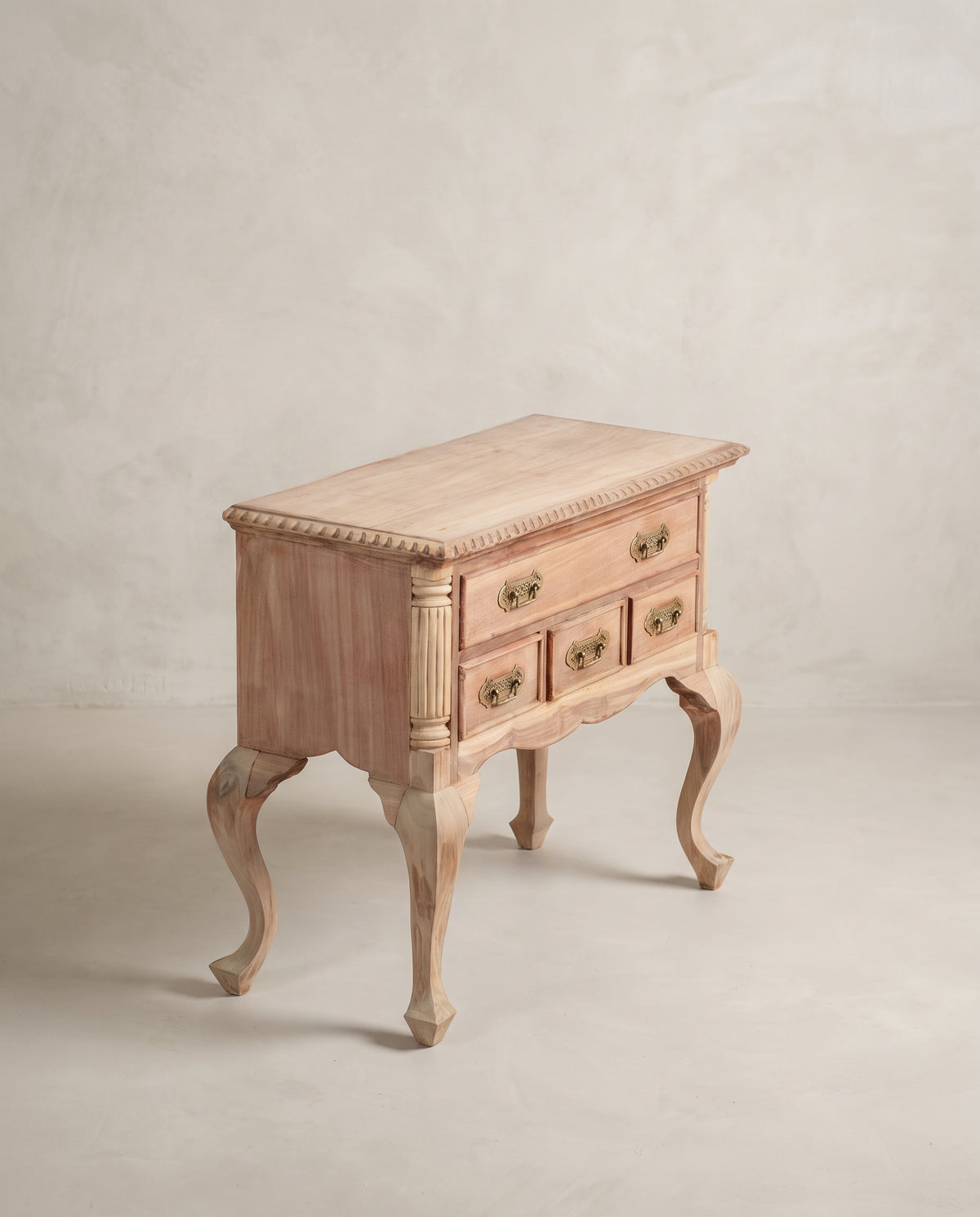 Cómoda de madera lavada vista lateral izquierda con canto gallonado y pie facetado — Antique Arte y Decoración