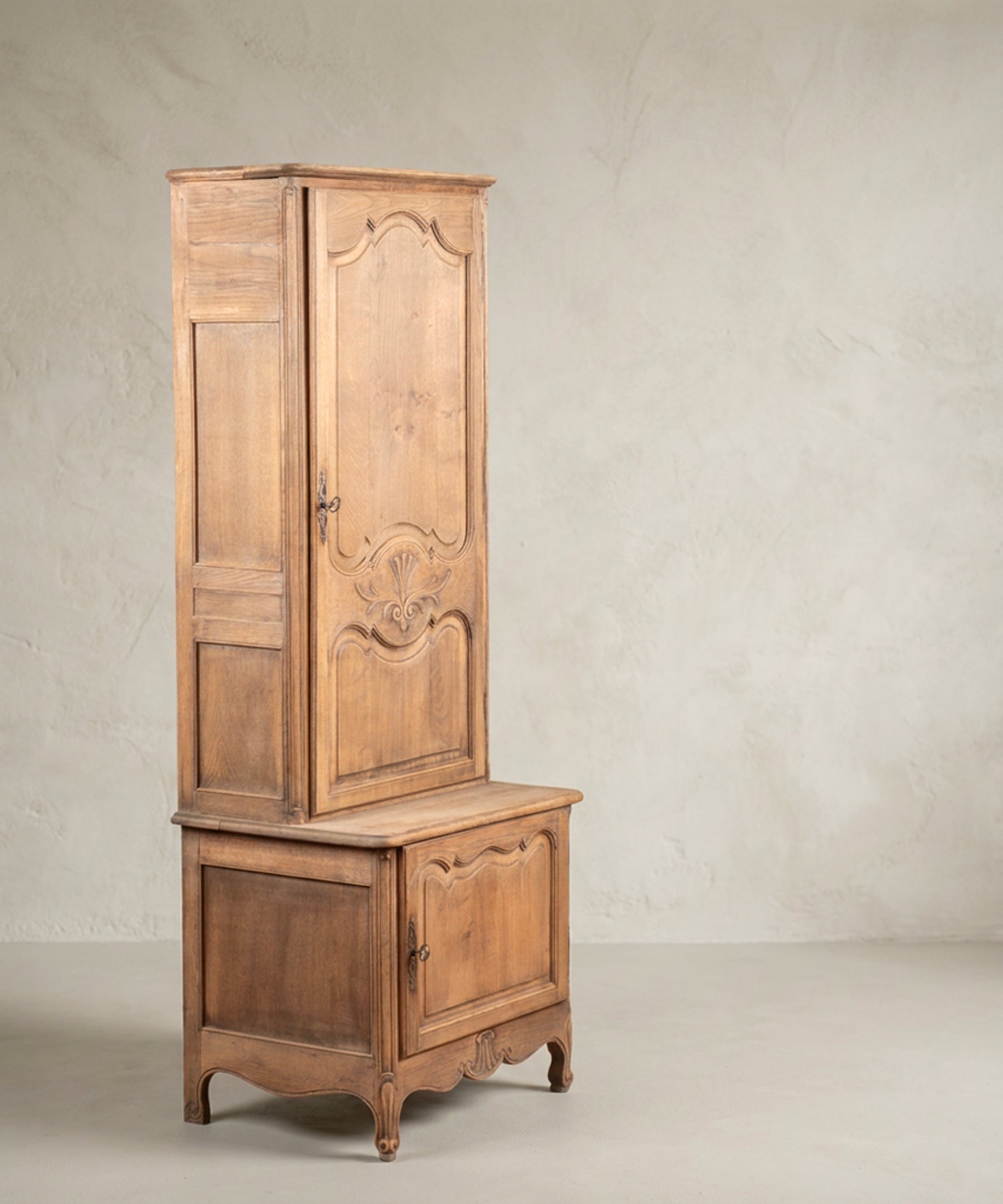 Armario vintage estilo Luis XV vista lateral con faldón calado y pies enrollados — Antique Arte y Decoración