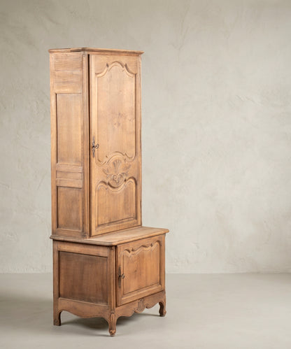 Armario vintage estilo Luis XV vista lateral con faldón calado y pies enrollados — Antique Arte y Decoración