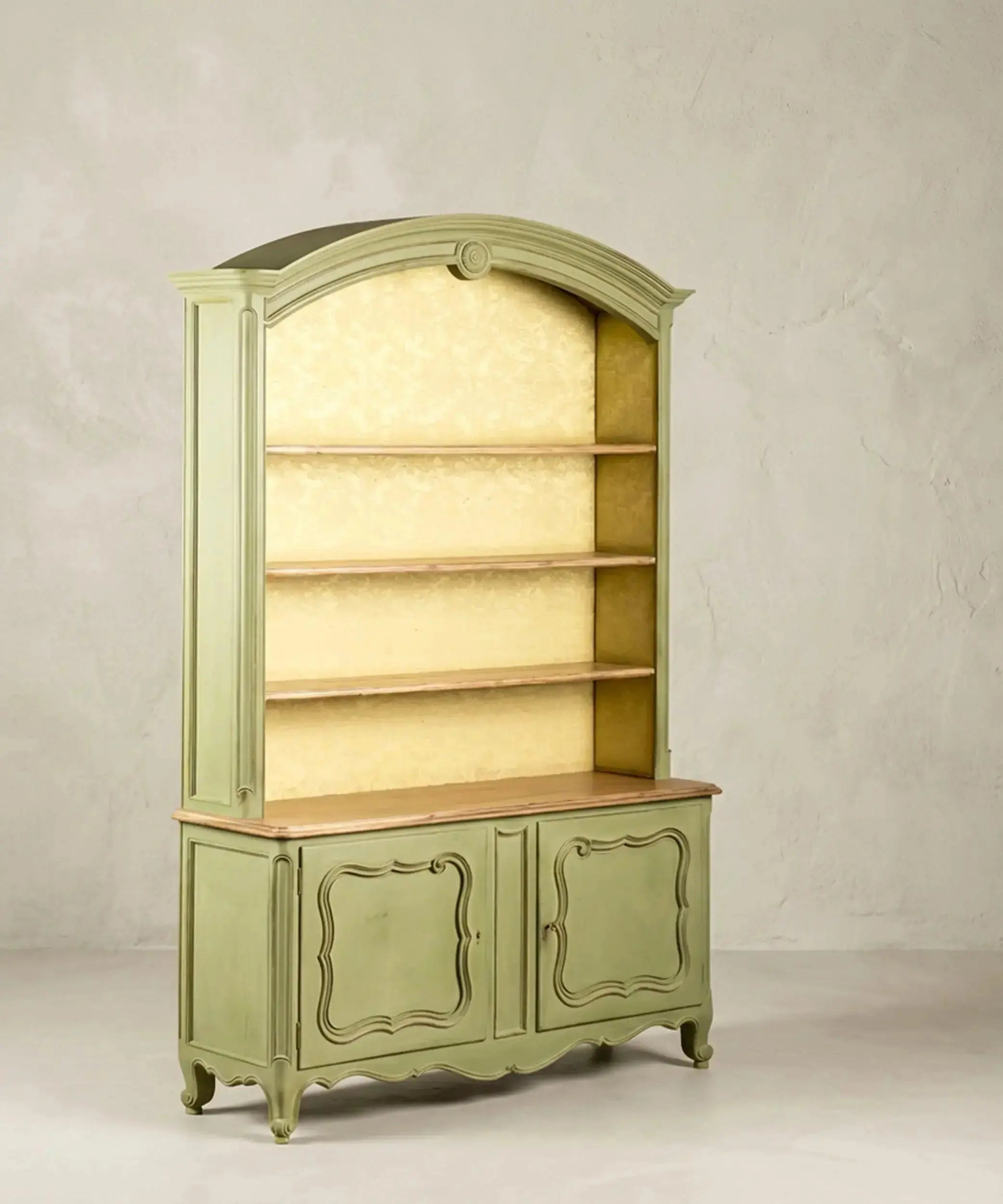 Alacena platero estilo francés en verde salvia con fondo entelado Antique arte y decoracion