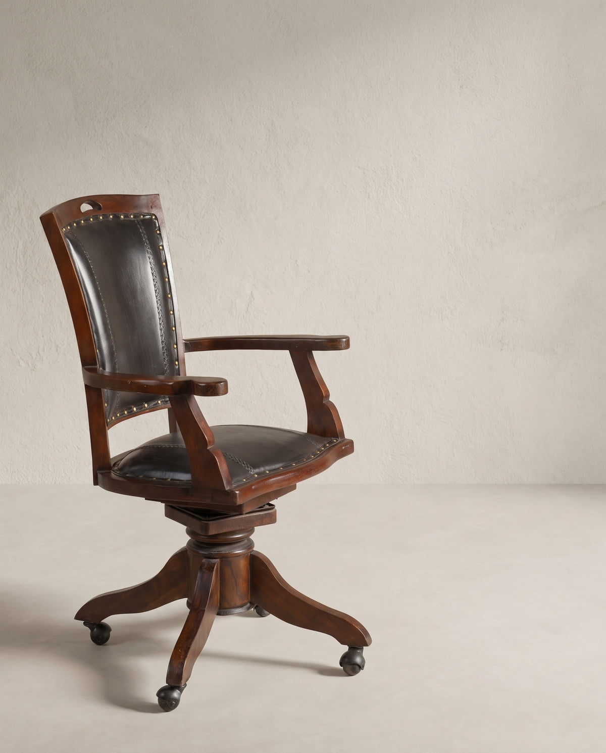 Sillón giratorio años 70 vista lateral con brazos de madera maciza — Antique Arte y Decoración