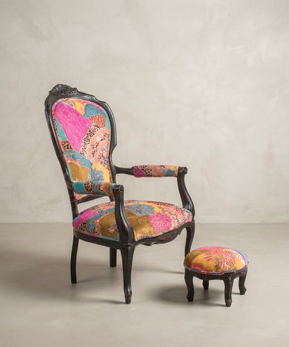 Sillón Isabelino Antiguo Tapizado en Terciopelo Estampado | Con Reposapiés a Juego
