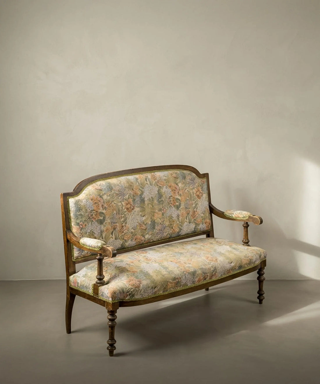 Sofá antiguo isabelino de dos plazas