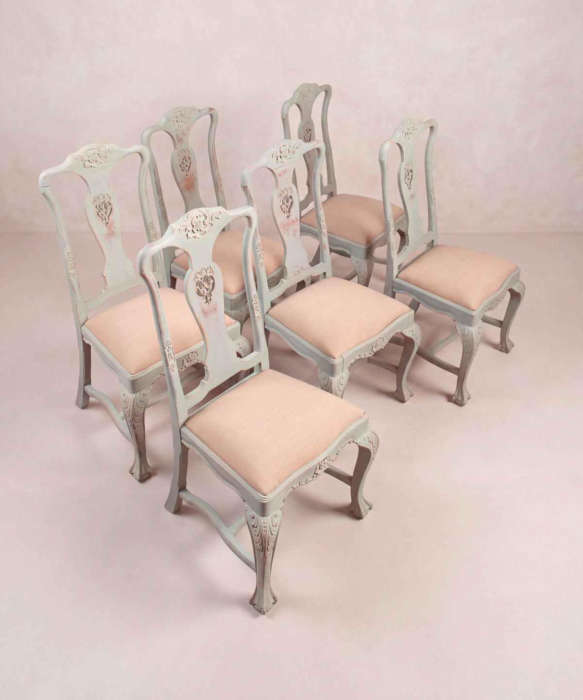 Vista superior seis sillas con asientos tapizados en rosa palo y patas de garra — Antique Arte y Decoración