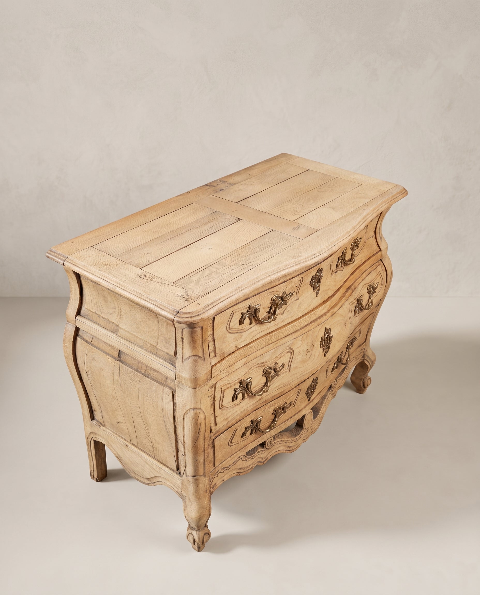 Vista superior cómoda bombé antigua de roble lavado con tapa de bastidor — Antique Arte y Decoración