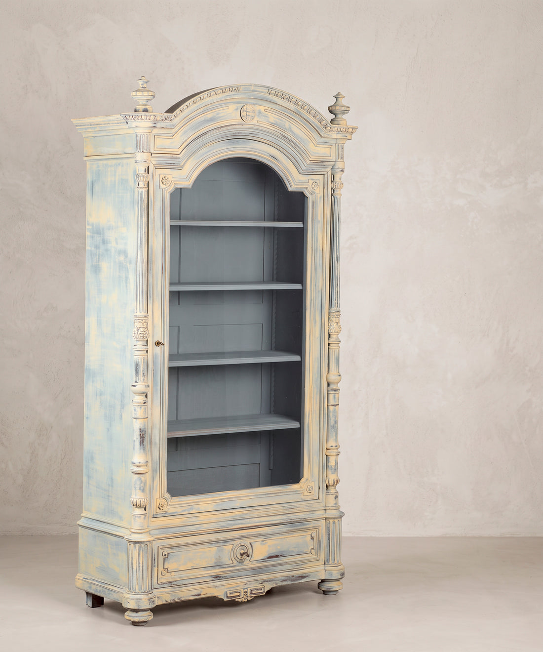 Vitrina antigua estilo alfonsino vista lateral izquierda, columnas con capitel de acanto — Antique Arte y Decoración