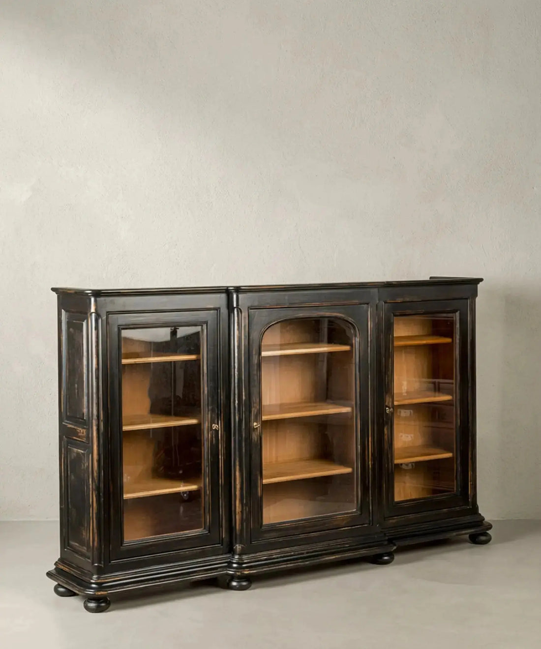 Vitrina expositor de madera en negro decapado Antique arte y decoracion