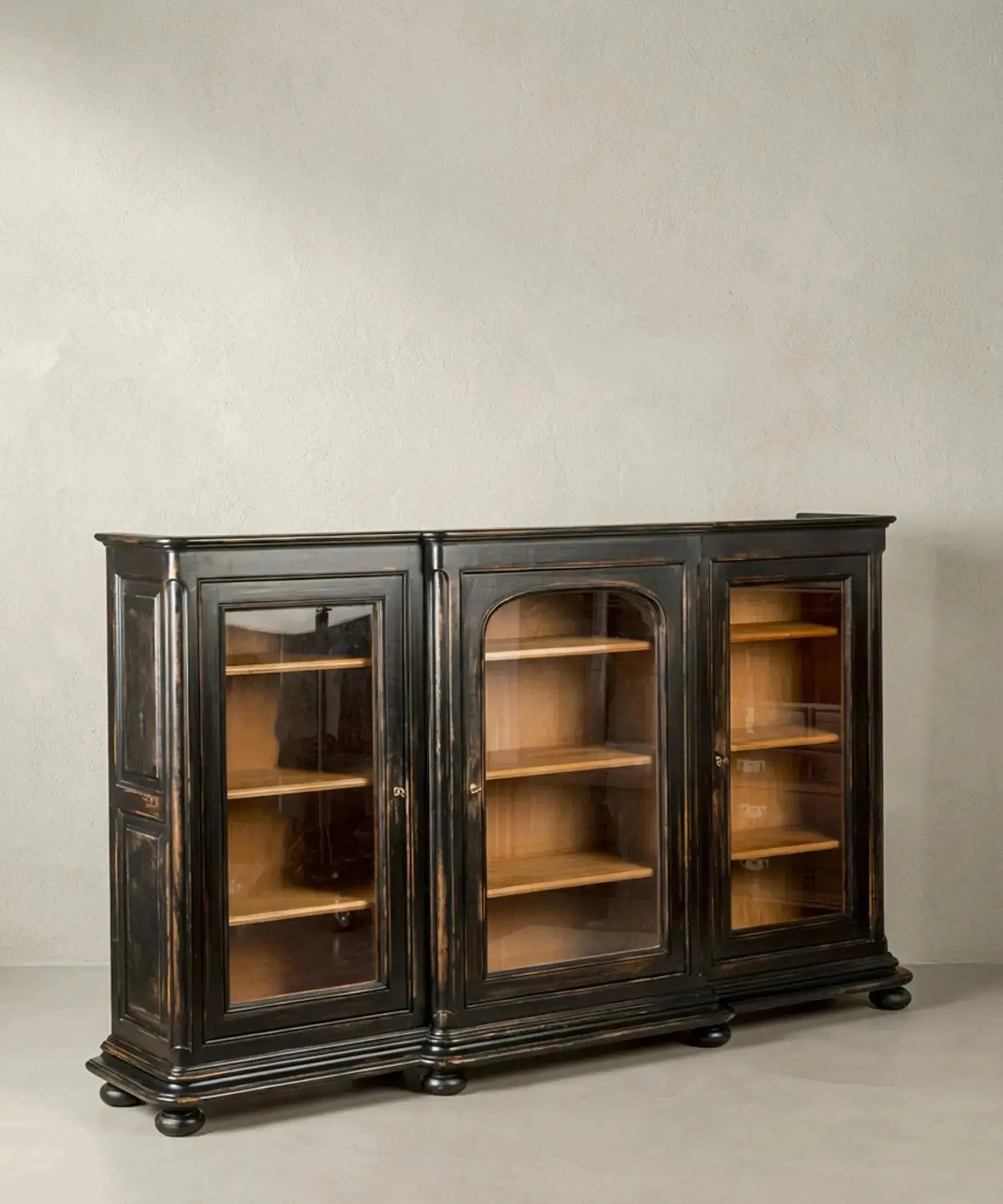Vitrina expositor de madera en negro decapado Antique arte y decoracion
