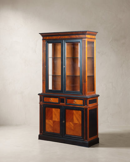 Vitrina neoclásica vista lateral con puertas bajas de caoba en damero — Antique Arte y Decoración